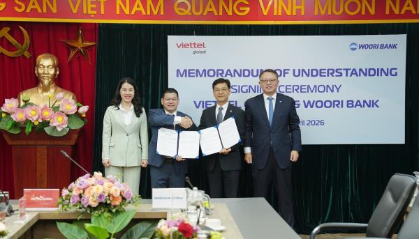 From right: Woori Bank CEO Jung Jin-wan, Woori Bank Vietnam CEO Bae Tae-in, Viettel Global Vice President Nguyen Cao Loi and Viettel Global CEO Nguyen Thi Hoa pose together during the signing ceremony held in Hanoi, Wednesday. (Woori Bank)