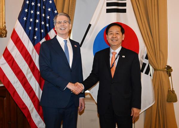Finance Minister Koo Yun-cheol (right) and US Treasury Secretary Scott Bessent shake hands ahead of their meeting in Washington on Friday. ((Yonhap)