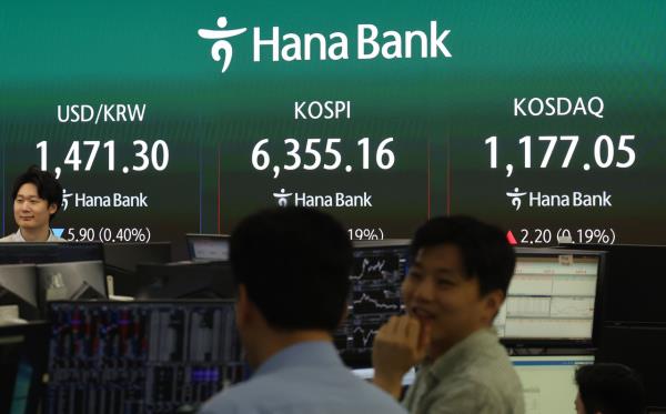 An electronic board showing the Korea Composite Stock Price Index at a dealing room of the Hana Bank headquarters in Seoul on Tuesday. (Newsis)