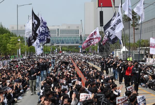 Members of Samsung Electronics' labor union gather for a rally at the tech giant's Pyeongtaek campus in Gyeonggi Province, Thursday. (Yonhap)