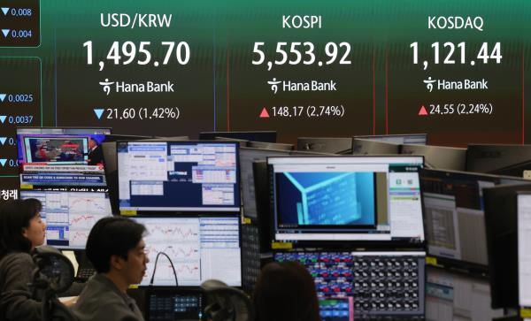 An electronic board showing the Korea Composite Stock Price Index at a dealing room of the Hana Bank headquarters in Seoul on Tuesday. (Yonhap)