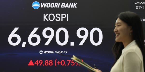 The closing Korea Composite Stock Price Index is shown on a screen inside the dealing room in Woori Bank in central Seoul on Wednesday. (Yonhap)