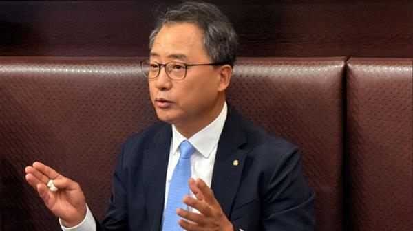 Chae Byung-deuk, president of the Korea Financial Telecommunications & Clearings Institute, speaks during a meeting with Korean reporters at a restaurant in Samarkand, Uzbekistan, Sunday. (KFTC)